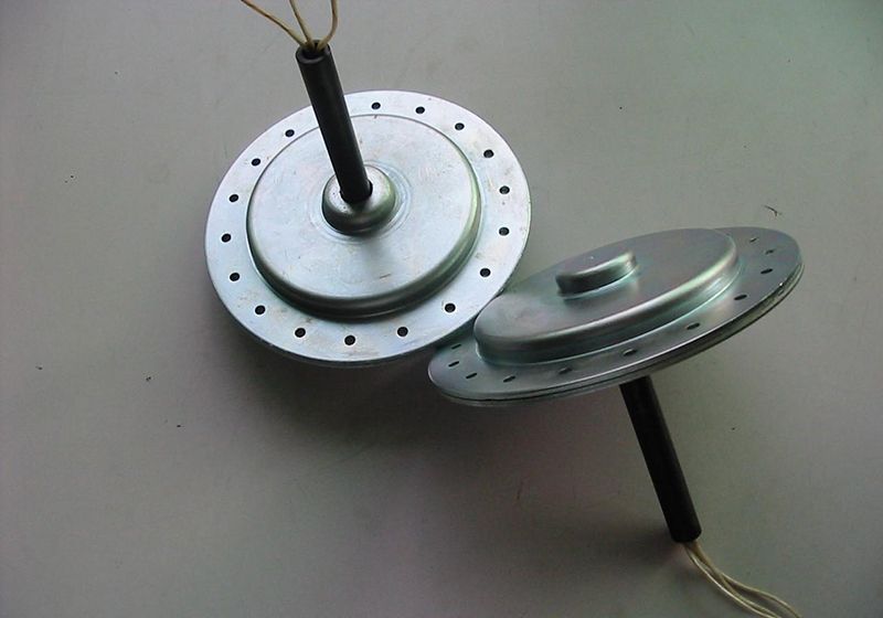 磁盤式三相發(fā)電機(jī)星連接有四個(gè)終端，如何連接整流器橋？